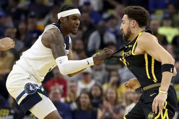 NBA比赛爆发冲突而勇士队球员格林被驱逐引发争议