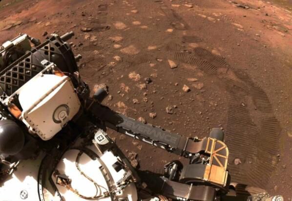 毅力号完成首次火星行走 33分移动6.5米留下专属印记