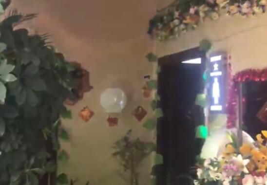 河南6旬大爷将街头公厕布置成KTV 音乐彩带一应俱全