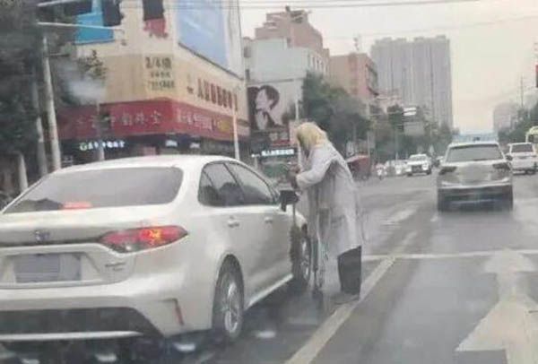 乞讨白发老人是银行VIP  有20万元存款