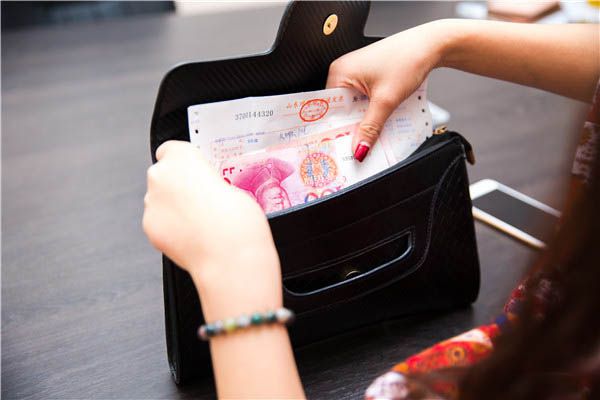 广发银行白金信用卡年费是多少 不同卡种的费用有出入