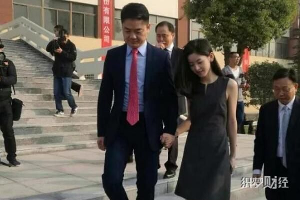 章泽天父亲是南京首富吗 是名副其实的富二代