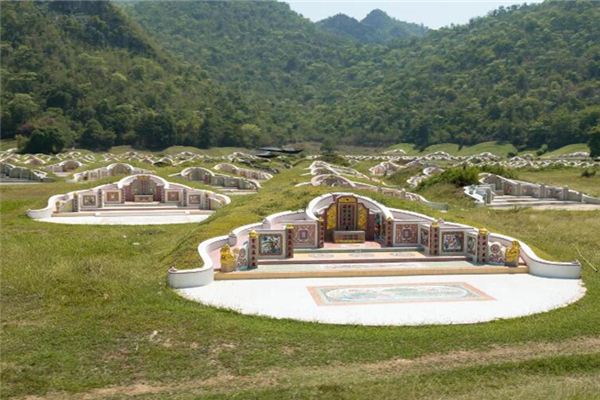 卯时兔与牛的命理解析：草地上的相遇与启示
